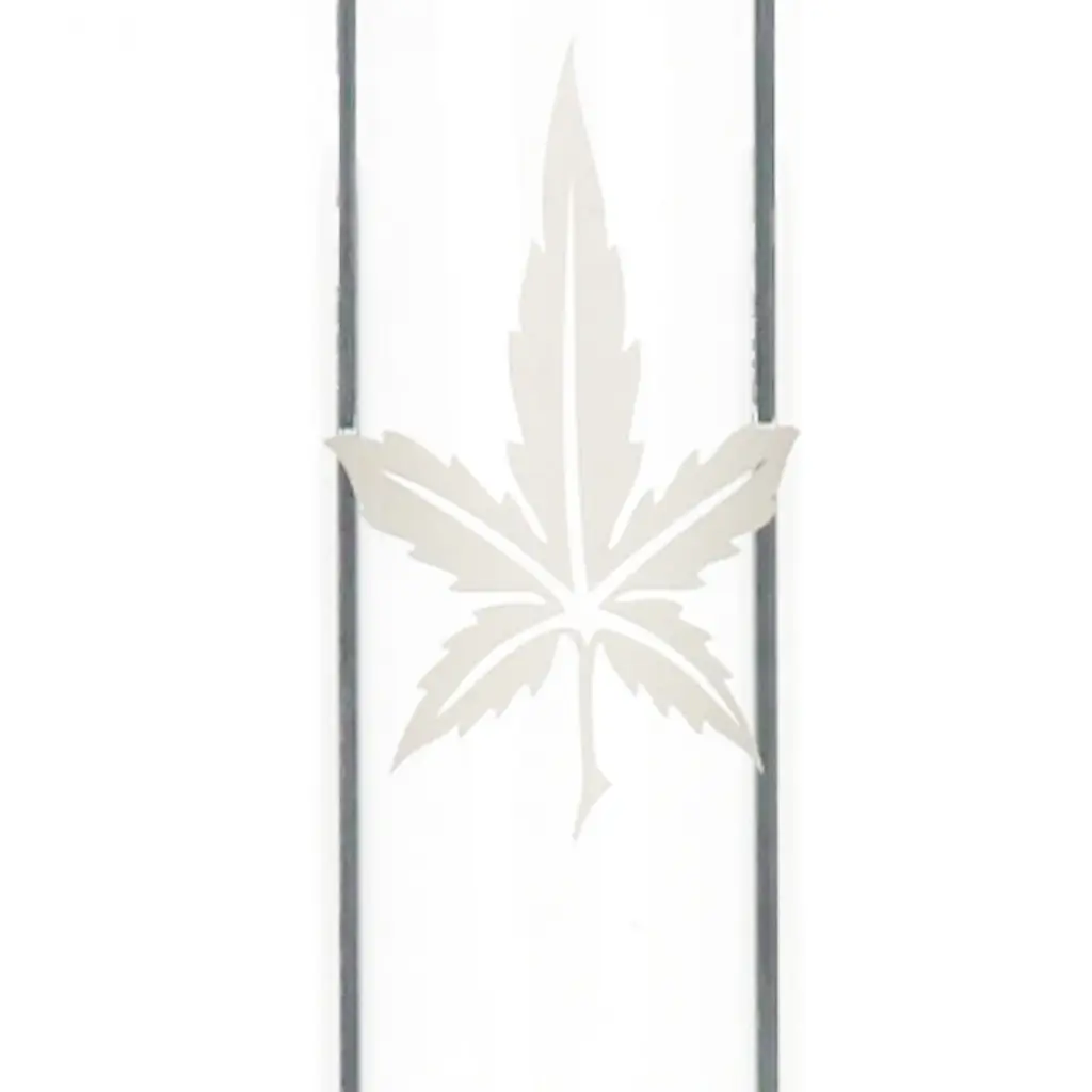 Лист коноплі на скляному бонгу