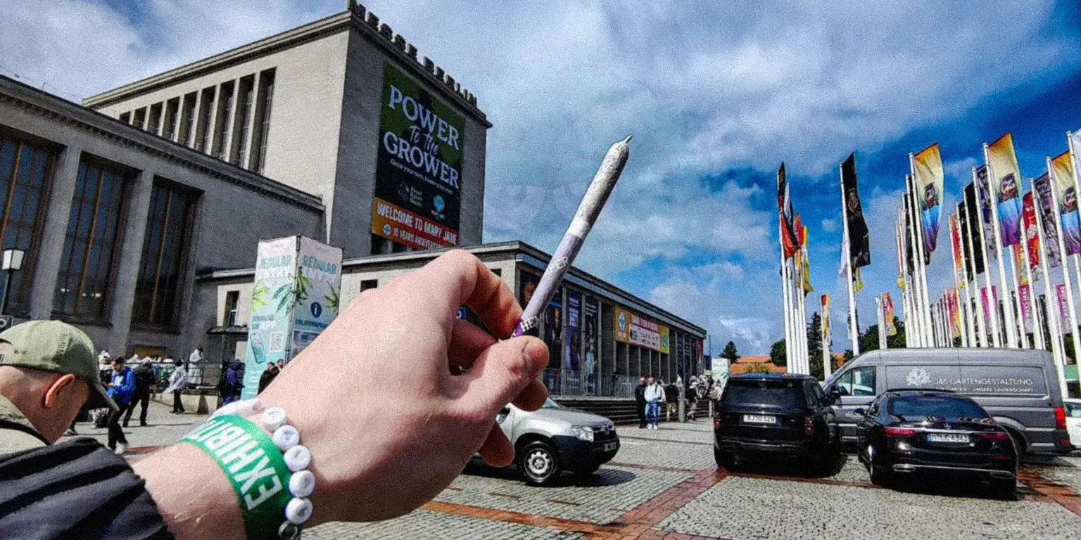 Вхід на виставку Mary Jane Berlin, людина тримає косяк з марихуаною перед Messe Berlin