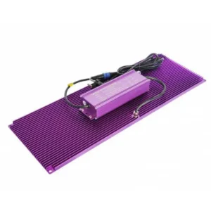 Зворотний бік фіолетової фітолампи Quantum Board 240W із закріпленим алюмінієвим радіатором та блоком живлення